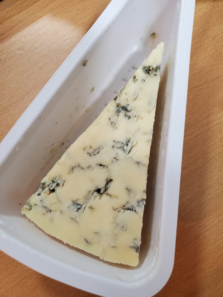 実験 スチルトンチーズを食べてみた 本当に変な夢が見れるのか ぱぐmag